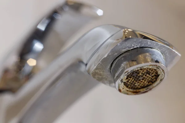 Limescale on faucet mesh in bathrooms. Close up view — Stock Photo, Image