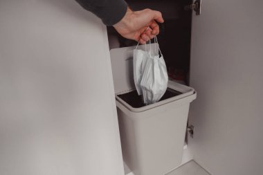 Kullanılmış yüz maskesi çöpe atılmış. Tek kullanımlık cerrahi yüz maskeleri. Coronavirus karantinası. Maske geri dönüşüm sorunu