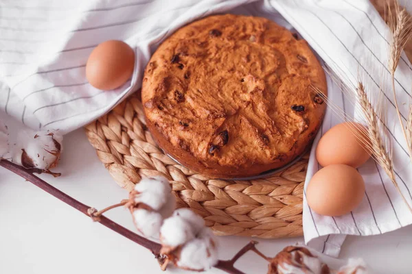 Easter cake and eggs on wicker cloth. Isolated on white. Cookies pie or cake recipe — Stock Photo, Image