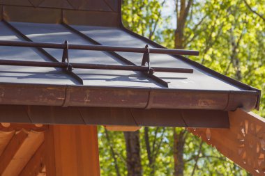 Bakır çatıdaki metal kar koruyucunun yakın görüntüsü