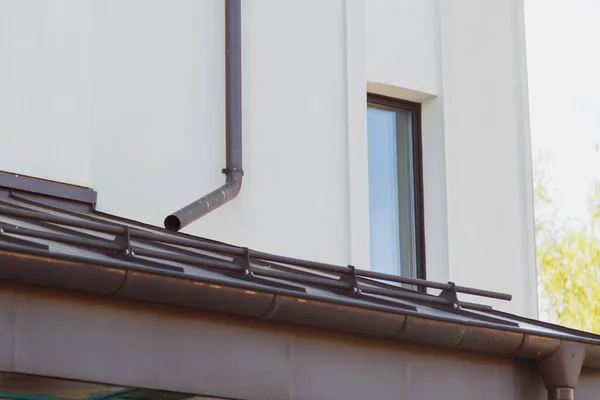 Csatornarendszer a fém tetőn. Hólánctartó rendszer a tetőn. — Stock Fotó