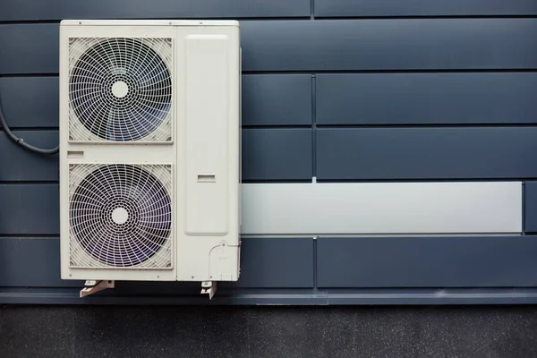 Instalación de compresor de aire en pared de baldosas metálicas de edificio moderno —  Fotos de Stock