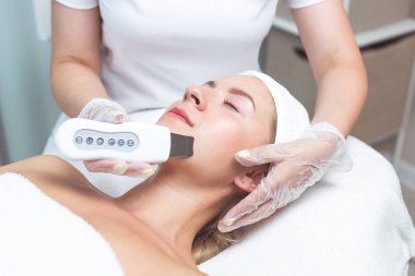 Ultrasonik temizleyici ile bütünsel cilt bakımı