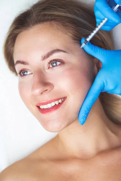 Rejuvenating facial injections procedure for tightening and smoothing wrinkles on the face skin — Stock Photo, Image