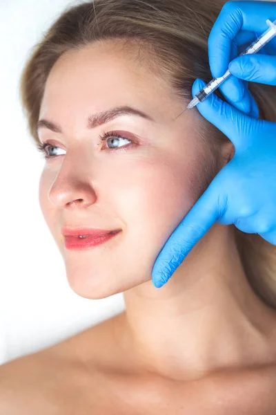 Omlazující obličejové injekce procedura pro zpřísnění a vyhlazení vrásek na obličeji Stock Snímky