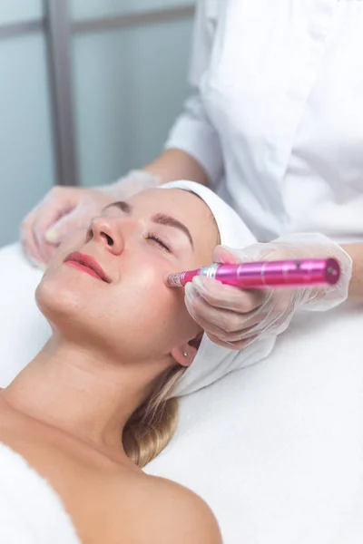 Žena na ošetření obličeje v salonu krásy, detailní záběr. Oxy derma terapie Stock Obrázky