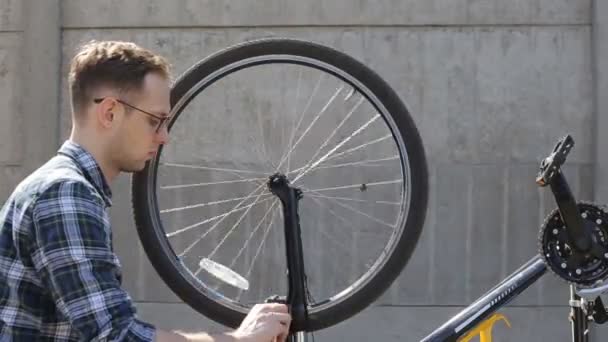 Cykelservice: mekaniker lekman reparatör tuning cykelbroms på hjul utomhus — Stockvideo