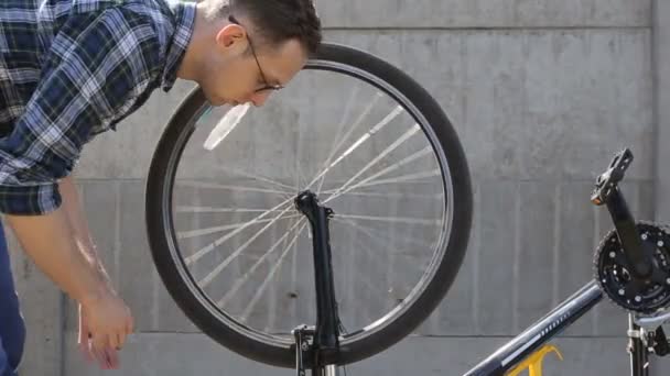 Tamirci dışarıda bisiklet frenini ayarlıyor. — Stok video