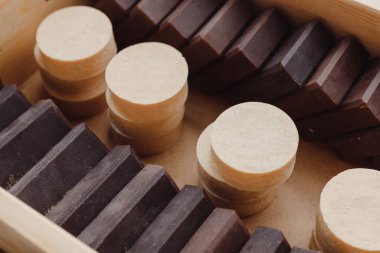 Ahşap kutuda el yapımı sabun kalıpları. Koyu kahverengi erkekler katı sabunlar.