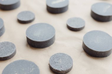 Çevre dostu, doğal, katı şampuan ve kağıt arka planda saç kremi. Hayvansal yağsız, sıfır atık kozmetik