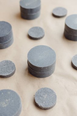 Çevre dostu, doğal, katı şampuan ve kağıt arka planda saç kremi. Hayvansal yağsız, sıfır atık kozmetik