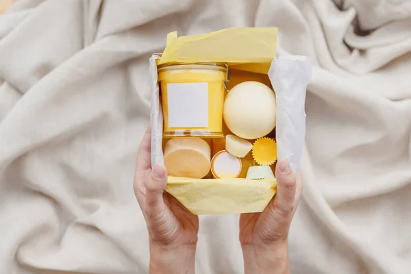 Női Kéz Tartja Care Box Készlet Környezetbarát Kozmetikumok Fürdősó Súroló Stock Fotó