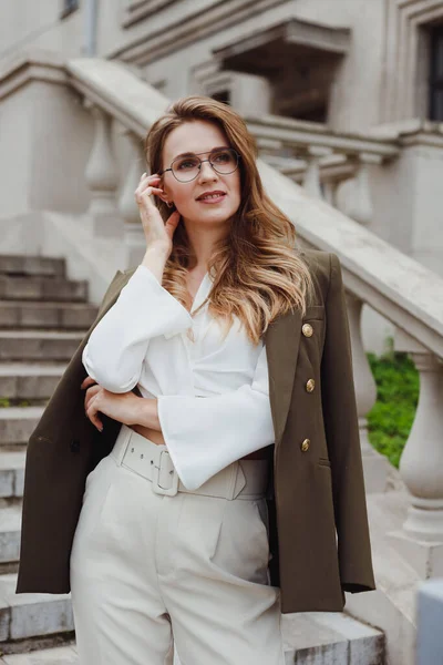 Retrato de mujer en look formal de pie al aire libre — Foto de Stock