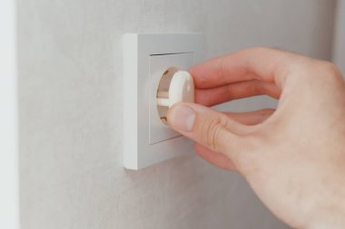 Elektrik prizi, çocuk koruma kurulumu
