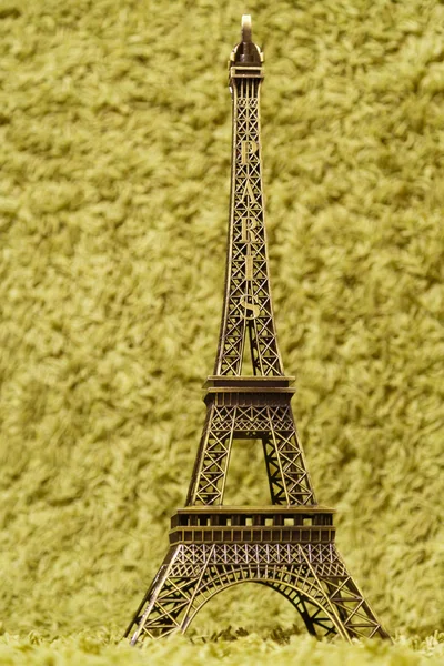 Eiffel tower gåva leksak på grön bakgrund — Stockfoto