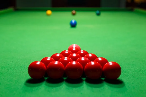 एक बिलियर्ड टेबल शीर्ष पर स्नूकर गेंद — स्टॉक फ़ोटो, इमेज