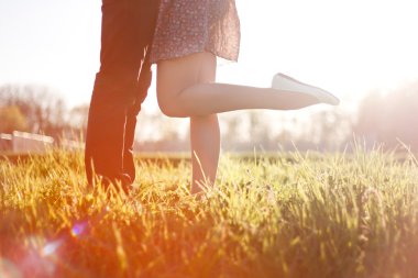 havada bacak kadar öpücük severler kapatın