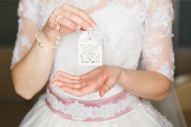 Gelin bir kutu elinde tutuyor