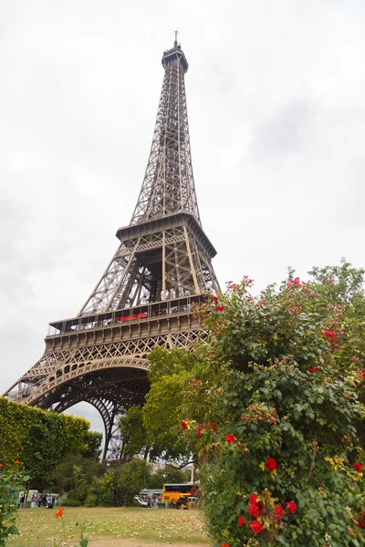 Eiffeltornet i Paris sommaren, 29 augusti, 2014 — Stockfoto
