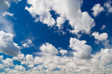 Beyaz bulutlu mavi gökyüzü