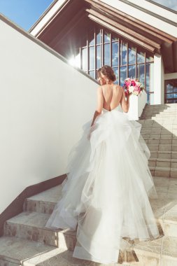Güzel gelin buketi ciddi kat merdiven üzerinde ile poz
