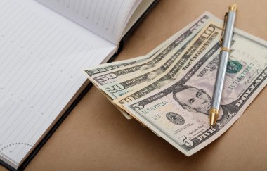 banka notları, günlüğü ve kalem görüntüleyin