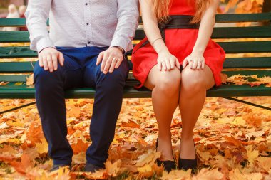 parkta bir bankta genç Romantik Çift