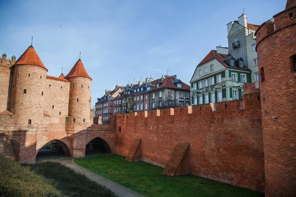 Blick auf Barbakanmauern und Türme in Warschau in Polen — Stockfoto