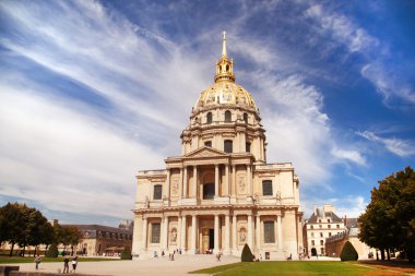 Les Invalides Hastanesi ve kilise kubbe. Bir hastane ve savaş gazileri 1678 beri için bir emeklilik ev yanı sıra. Invalides Napolyon'un Türbesi içerir ve Louis XIV 1671 inşa edilmiş.