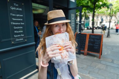 Şapka yeme güzel kızıl saçlı kadın portresi