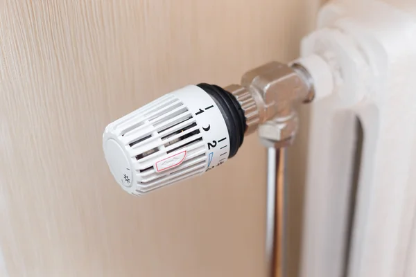 Válvula termostática no radiador de perto — Fotografia de Stock