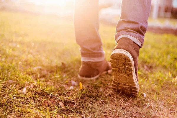 Un hombre va a un gran viaje — Foto de Stock