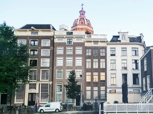 在阿姆斯特丹，荷兰传统荷兰中世纪建筑 — 图库照片
