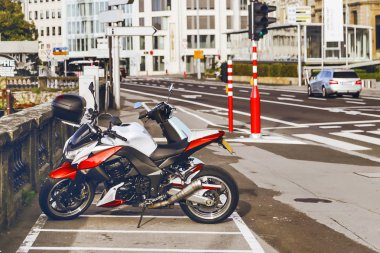 Park üzerinde duran motosiklet