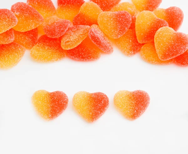 Želatinové bonbóny ve tvaru srdce, posypané cukrem — Stock fotografie