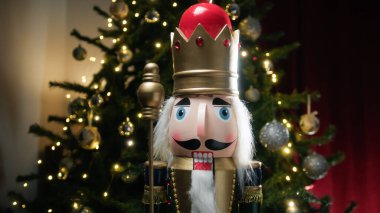 Fındıkkıran Oyuncak Noel ağacının altında.