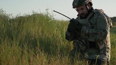 Yeşil Tarlada Görevdeki Asker 