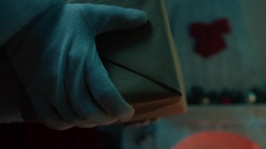 Noel Baba hediyeyi ağacın altına bırakıyor.