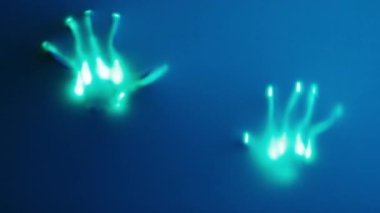 Kumaşın arkasındaki hayalet floresan eller. Yüksek kalite 4k görüntü