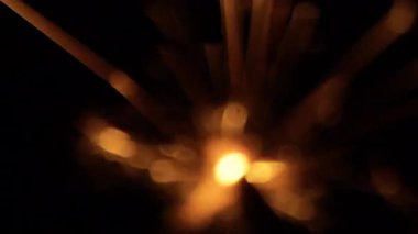 Siyah arka planda yanan Noel havai fişekleri.