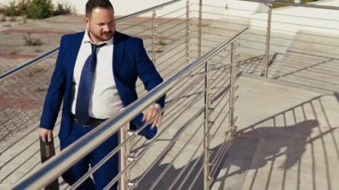 Güneşli bir günde takım elbisesiyle kendinden emin bir iş adamı..