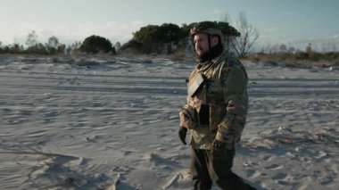 Deniz kenarında Askeri Operasyon Yapan Asker