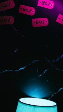 Esmer arka planda çok az kağıt indirimi etiketi var. Basit, cesur perakende pazarlama görsel.