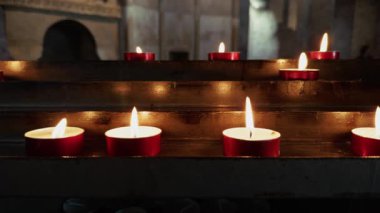 Katedralde Kırmızı Yanan Mumların Ateşi. 