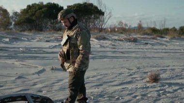 Deniz kenarında Askeri Operasyon Yapan Asker