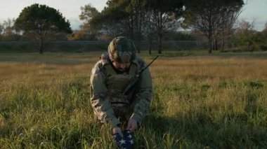 Yeşil Tarlada Görevdeki Asker 