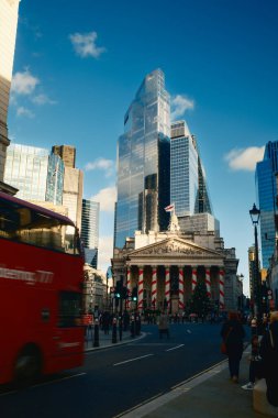 İngiltere Bankası 'nın Önünde Gelen Otobüs. 