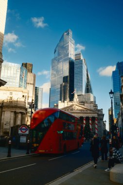 Londra 'nın finans bölgesinde trafik sıkışık. .
