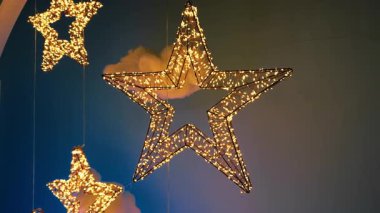 Duvarda Noel yıldızları asılı. Yüksek kalite 4k görüntü