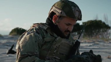 Deniz kenarında Askeri Operasyon Yapan Asker